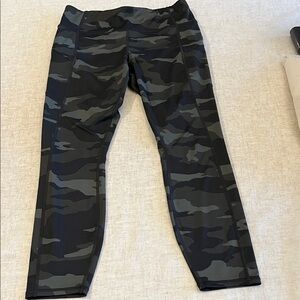 Athleta Camo Contender 7/8 Tights - Black and Gray